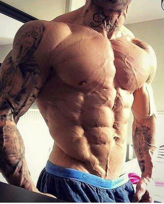 ورزشکار در حال تمرین با انرژی بالا پس از مصرف پاورسل ماسل